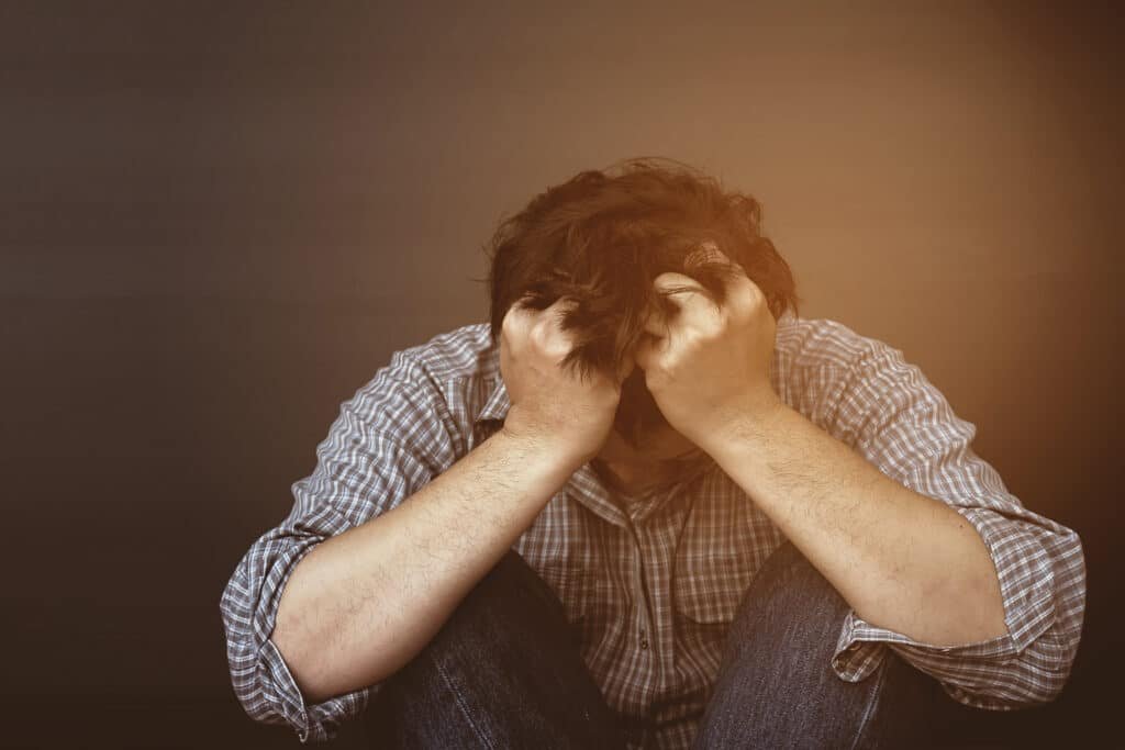 شخص يعاني من مضاعفات مرض فيبروميالجيا